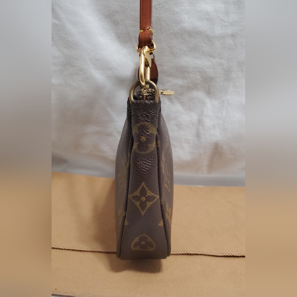 **SOLD**Vintage Louis Vuitton Monogram Canvas Pochette - Picture 6 of 17